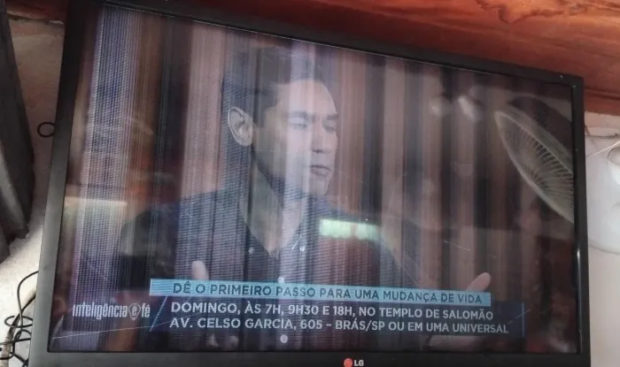 Tv LG, 32 pol. Tela c/ defeito, pra retirada de peças. 