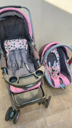 Carrinho de bebê marca Cosco