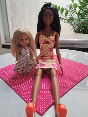 Vendo 02 bonecas ( Barbie fechionista e a sua irmã Kelly) da Mattel