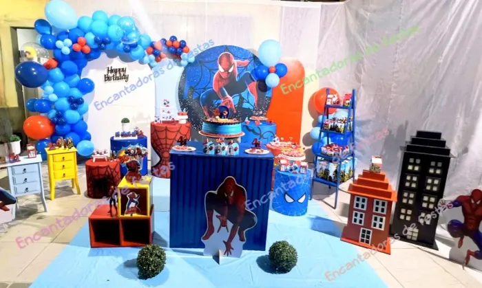 Ornamentação de festa com montagem simples de bolas .