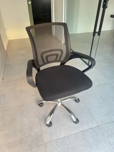 Cadeira de escritório preta giratória