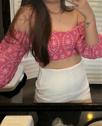 Top cropped bordado rosa
