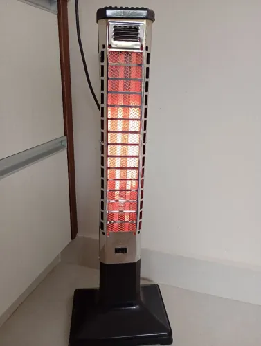 Aquecedor Halógeno 110V, 1500w de potência Funcionando