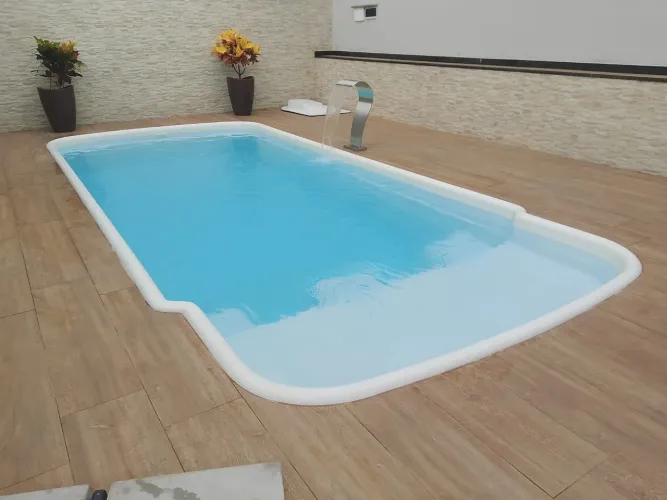 Piscina de fibra nova