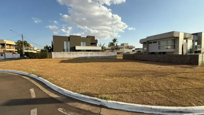 Lote de esquina para venda no Jardins Lisboa