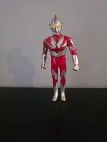 Boneco ultraman marcas de uso