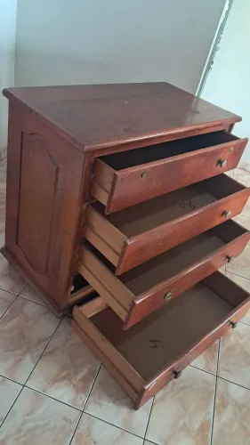 Vendo essa comôda de Madeira
