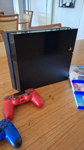 Ps4 Slim 500GB + 2 controles + FIFA 19, 20 e 22