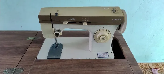 Vendo: Máquina de Costura em ótimo estado de conservação e funcionando perfeitamente.