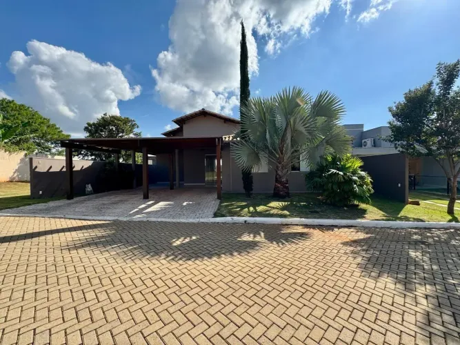 Casa em condomínio fechado em Lagoa Santa localizado a 4 min da Lagoa Central.