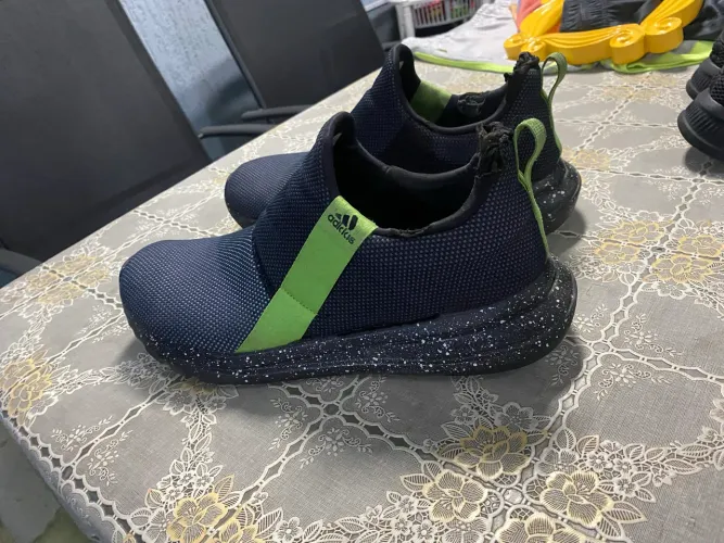 TÊNIS ADIDAS PRETO E VERDE 43 USADO