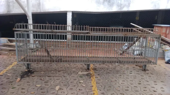 Vendo lixeira de ferro usada