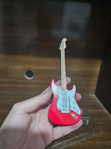 Guitarra miniatura Fender Stratocaster editora salvat