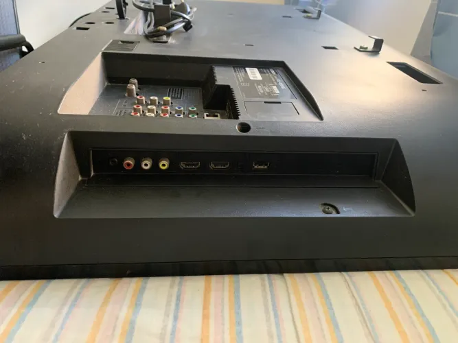 TV Sony Bravia 40 polegadas - Full HD KDL-40EX405 - funcionando, com manchas na tela