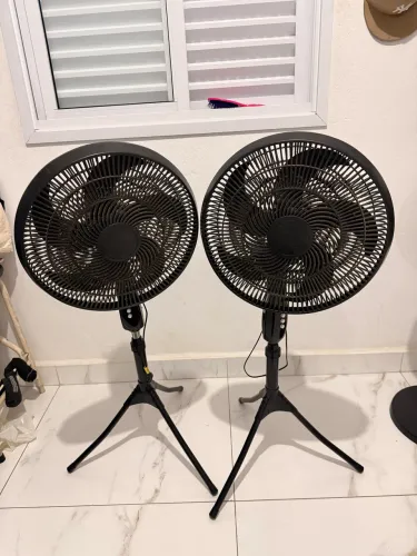 Ventilador usado poucas vezes 150$ leva os 2 