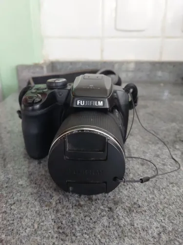 Fujifilm FinePix S8200 - Usada. Conjunto pilhas novas e carregador de pilhas recarregaveis