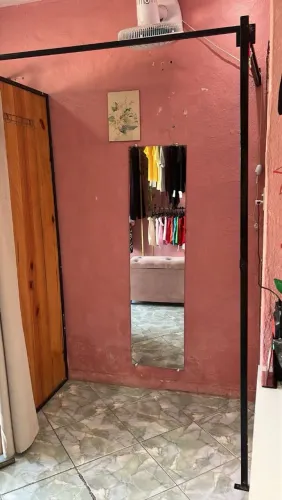 Provador de roupas com estrutura de metal lateral de madeira pura R$300 com a cortina