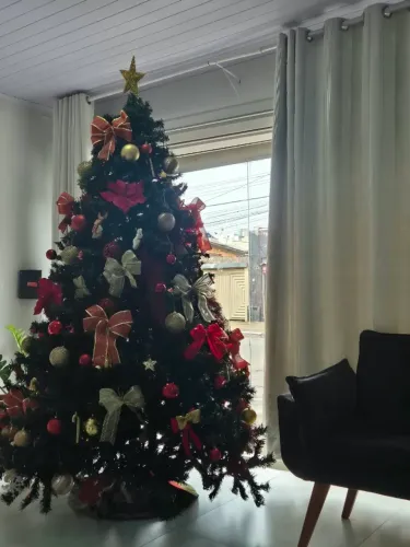 Estou vendendo essa árvore de Natal enorme com tds decorações inclusive. Essa árvore tem m