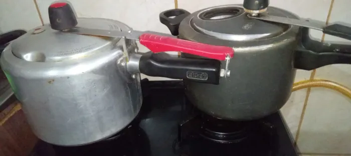 2 panelas de pressão.