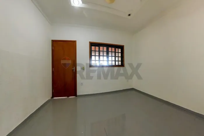 Casa a venda no Jardim São João, com 3 quartos, 1 banheiro, 2 vagas, proximo a Delegacia.