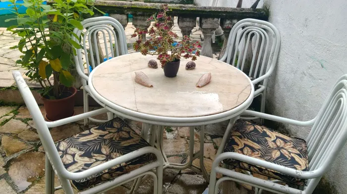 Para sair logo! Mesa de alumínio pintada com mármore para área externa.