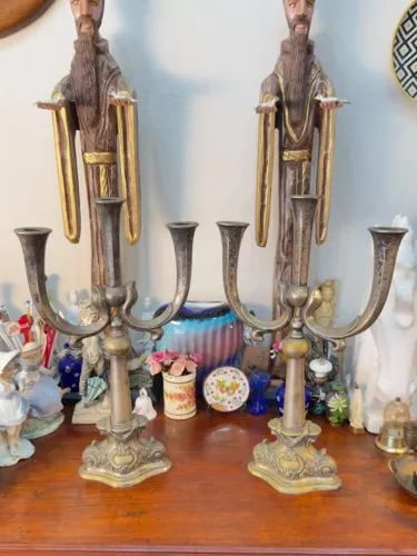 Candelabros em Metal Trabalhado