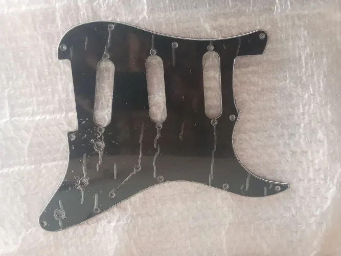 Escudo preto estratocaster novo
