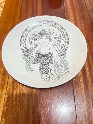 Artefato Prato imagem personificação feminina Deusa
