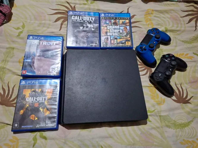 PS4 Slim com 2 controles originais