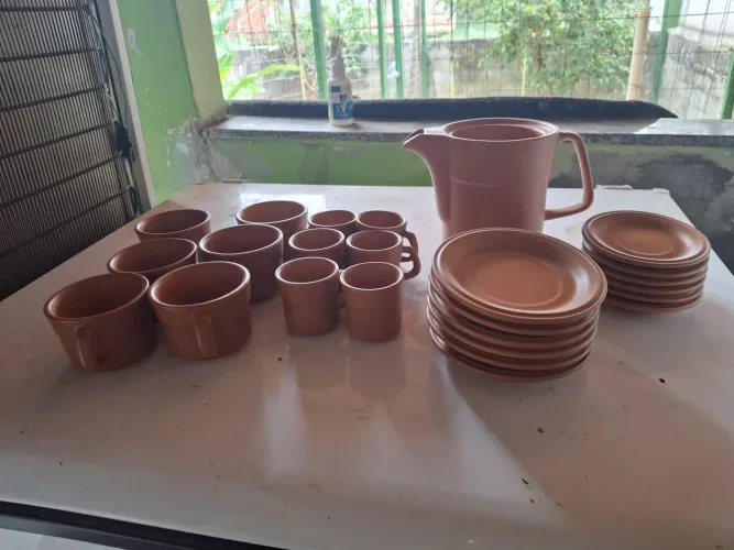 Kit de barro com 6 xícaras grandes e pequenas, pratos para todas as xícaras e uma jarra pe