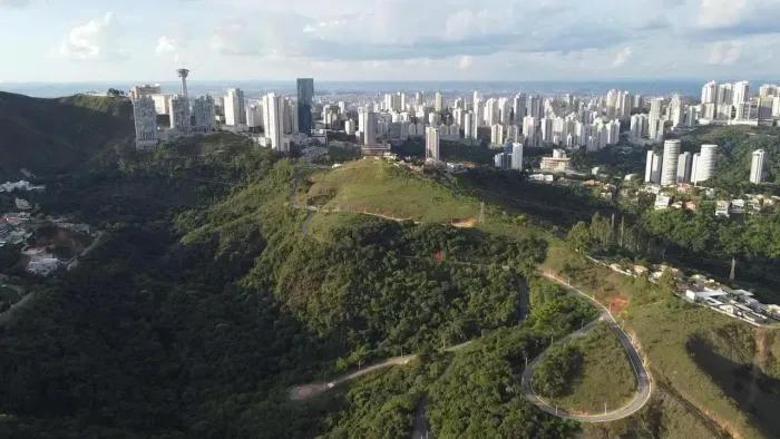 Vendo Lotes com Riacho nos Fundos em Condomínio Fechado no Vila da Serra