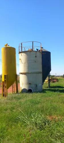 Tanque d'água e silospara ração