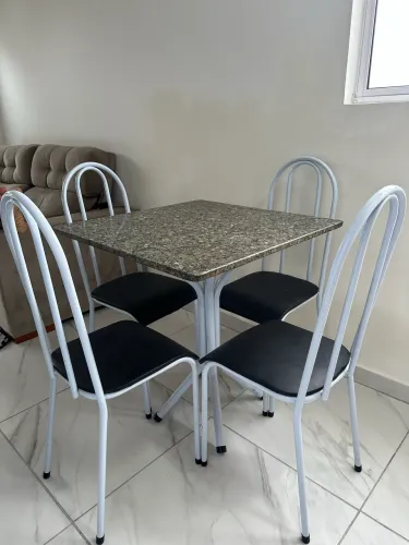Mesa com de mármore com quatro cadeiras
