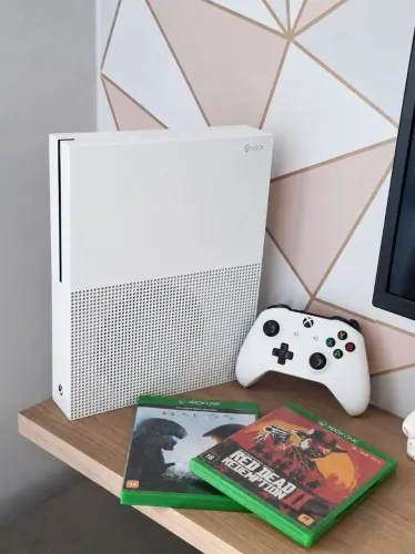 Xbox One S 500GB + Controle Original + Halo 5 + Red Dead Redemption 2