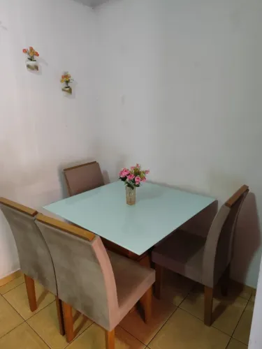Mesa de jantar 4 cadeiras. Conservada!