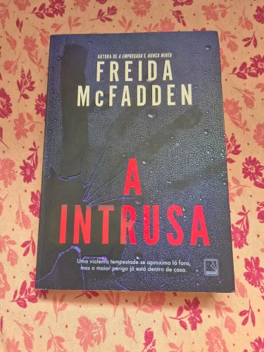 Livro de suspense Freida Mcfaden:" A intrusa"