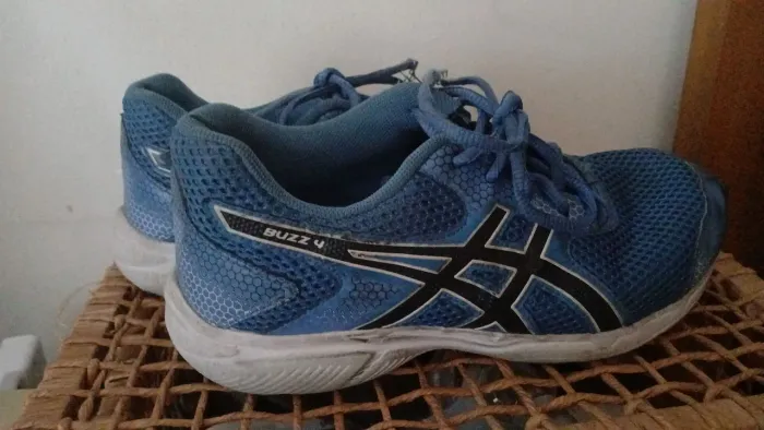 TENIS 35. Ainda bem macio pra usar pra escola