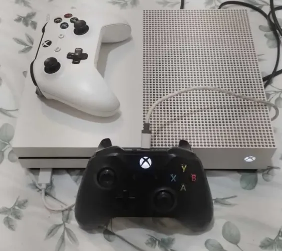 Xbox One S com 2 controles originais