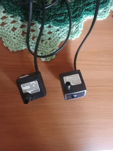 Dois motorzinho de aquário