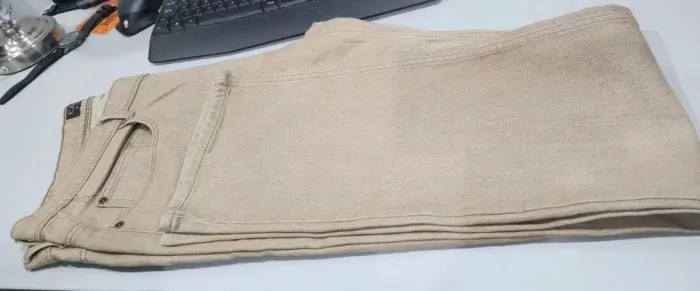 Calça Jeans alemã com strech cor bege champanhe veste Tam.46