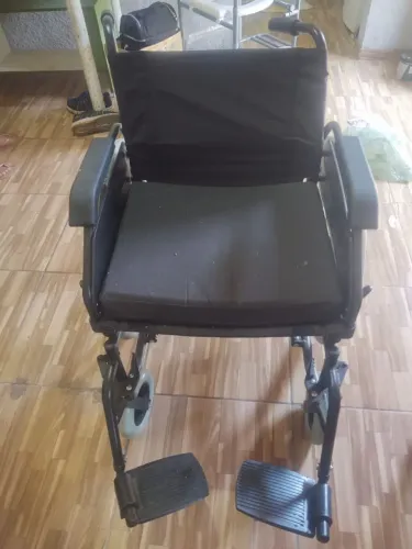 Cadeira de rodas marca hidroligth,super confortável e degura