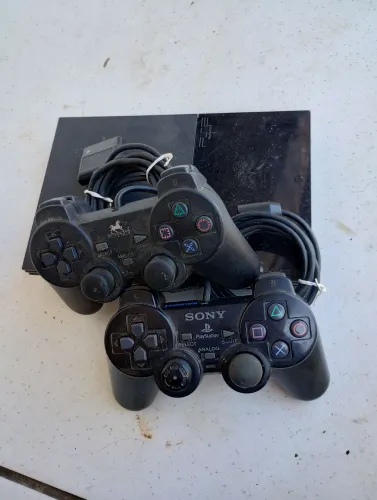 PS2 + 2 controles. Sem hdmi, sem o fio de tomada e sem memoricard
