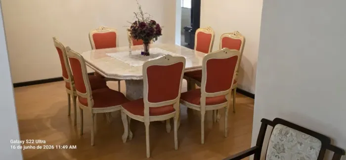 MESA COM 8 CADEIRAS