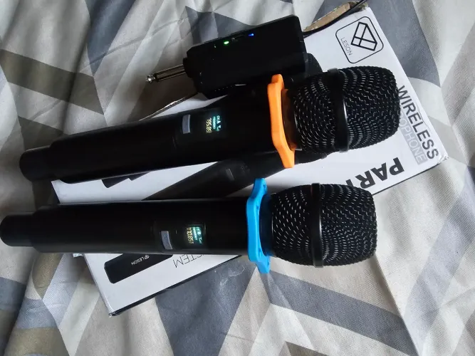 Microfone duplo sem fio recarregável USBC marca Leson, perfeito para cantar