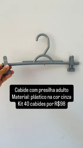 Cabides de plástico com presilhas.