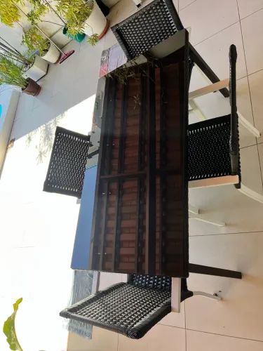 Mesa de vidro com 6 cadeiras feita de fibra sintética