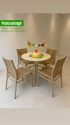 Conjunto de mesa e cadeiras