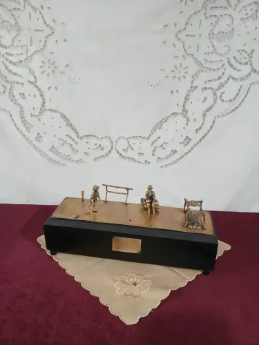 Antiga Escultura Comemorativa De Madeira E Metal 1964
