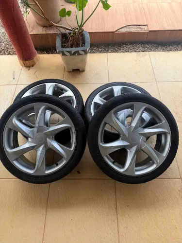Jogo de 4 Rodas Vulcano Aro 17 6 Raios com Pneus 205/40R17