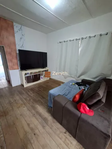 Casa com 2 Quartos no Saúde | 3 Kitnets